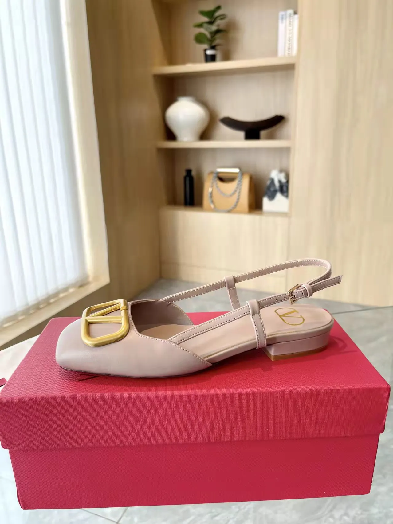👟👟Ex-factory price 400👟👟 Genuine leather sole +40 Top version 𝑉𝐴𝐿𝐸𝑁𝑇𝐼𝑁𝑂 Valentino new spring and summer women's back hollow new sandals. Unique V-buckle hardware accessories bring out a full sense of luxury. The new season will live up to expectations! Worth buying★Absolutely high-grade❥Original method, Absolutely sensual❥Elegant style, creating a different feeling, simple and elegant style!  Code number: 35-41 (34-42 customized, non-returnable) Fabric: Imported sheepskin Inner foot pads: Inner sheepskin Heel height: 2 cm Leather outsole Rubber outsole